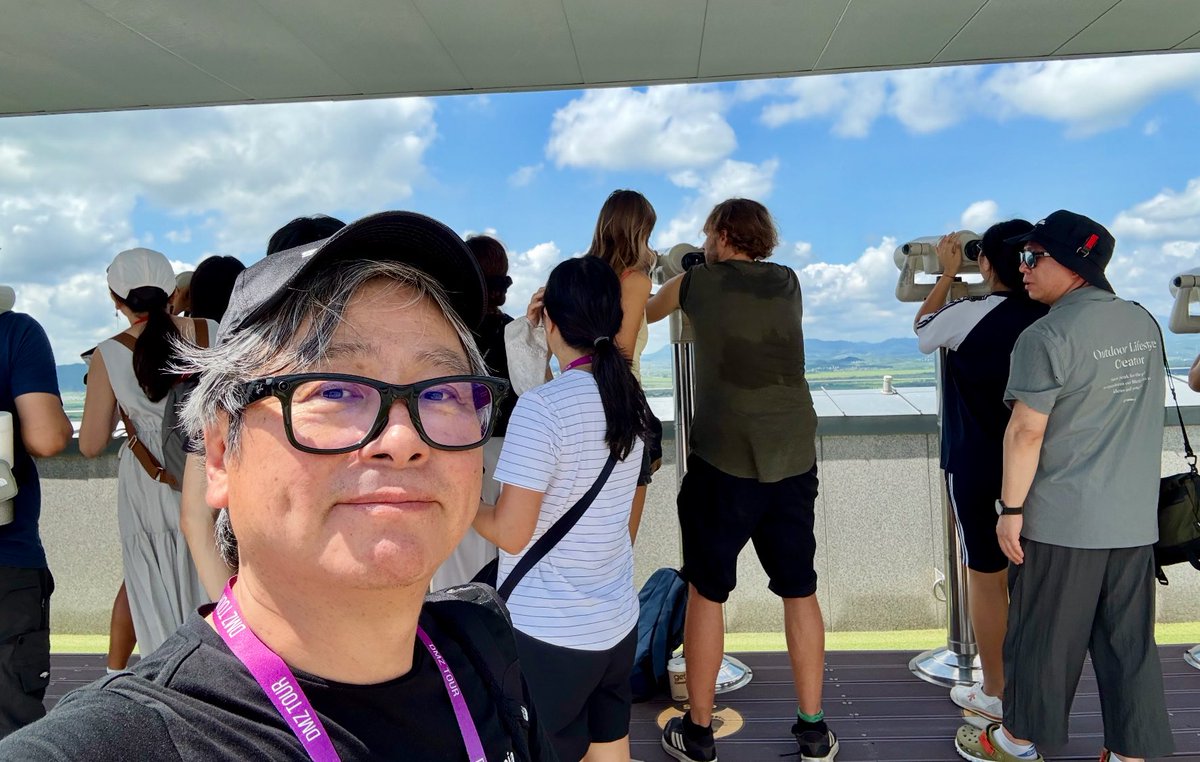 NYダウ🇺🇸が史上最高値 を更新する中、僕は10年以上ぶりにソウル🇰🇷を訪れ、北朝鮮との国境に位置するDMZ（非武装地帯）に来ています。背後にちょっぴり見えるのは北朝鮮🇰🇵。アジアにおける地政学リスクを肌で感じる瞬間です。