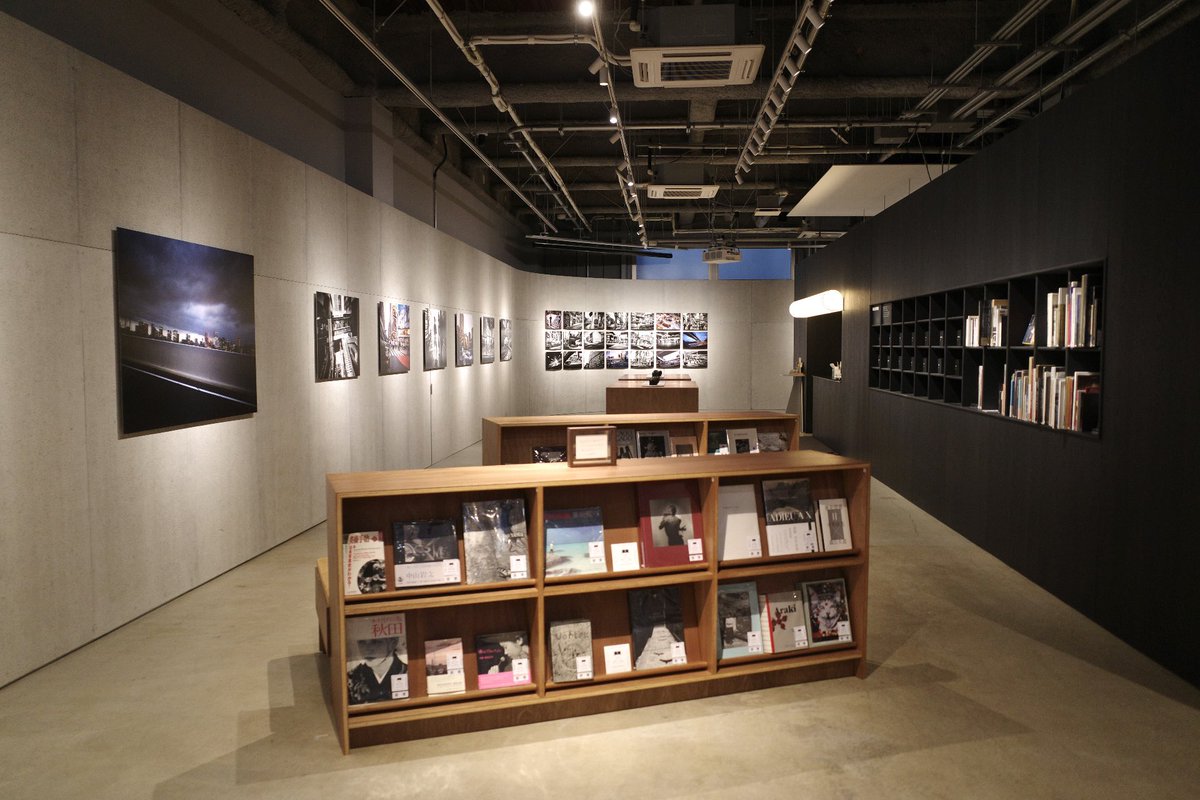GR_RICOH's tweet photo. 【GR SPACE TOKYO 関連のお知らせ】

GR SPACE TOKYOにて、2025年8月21日(木)より、森山大道写真展「in TOKYO」をスタートしました。

本展示では、森山大道氏によりRICOH GR IVで撮影された、2025年の「東京」作品を約60点展示しております。

＜写真展概要＞
森山大道写真展「in TOKYO」
会期：2025年8月21日(木)～10月27日(月)
前期：8月21日(木)～9月22日(月)
後期：9月25日(木)～10月27日(月)
※前期・後期で一部作品の入れ替えをおこないます。

★写真展詳細はコチラ
https://t.co/Shk4gM2Qf5

なお、 GR IVの実機も展示させていただいており、手に取ってお試しいただけます。

皆さまのご来場、心よりお待ちしております。

#grsnaps #grspacetokyo
#ricohgr #gr4