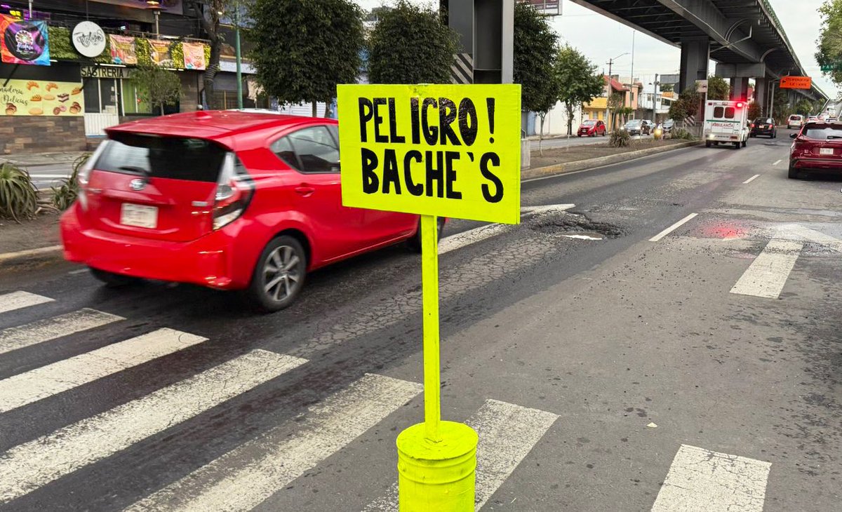 Ya mejor VECINOS ALERTAN a conductores de los BACHES en nuestra #CiudadSegura… 

*Calle 47 ó Economía, PRECAUCIÓN!!!