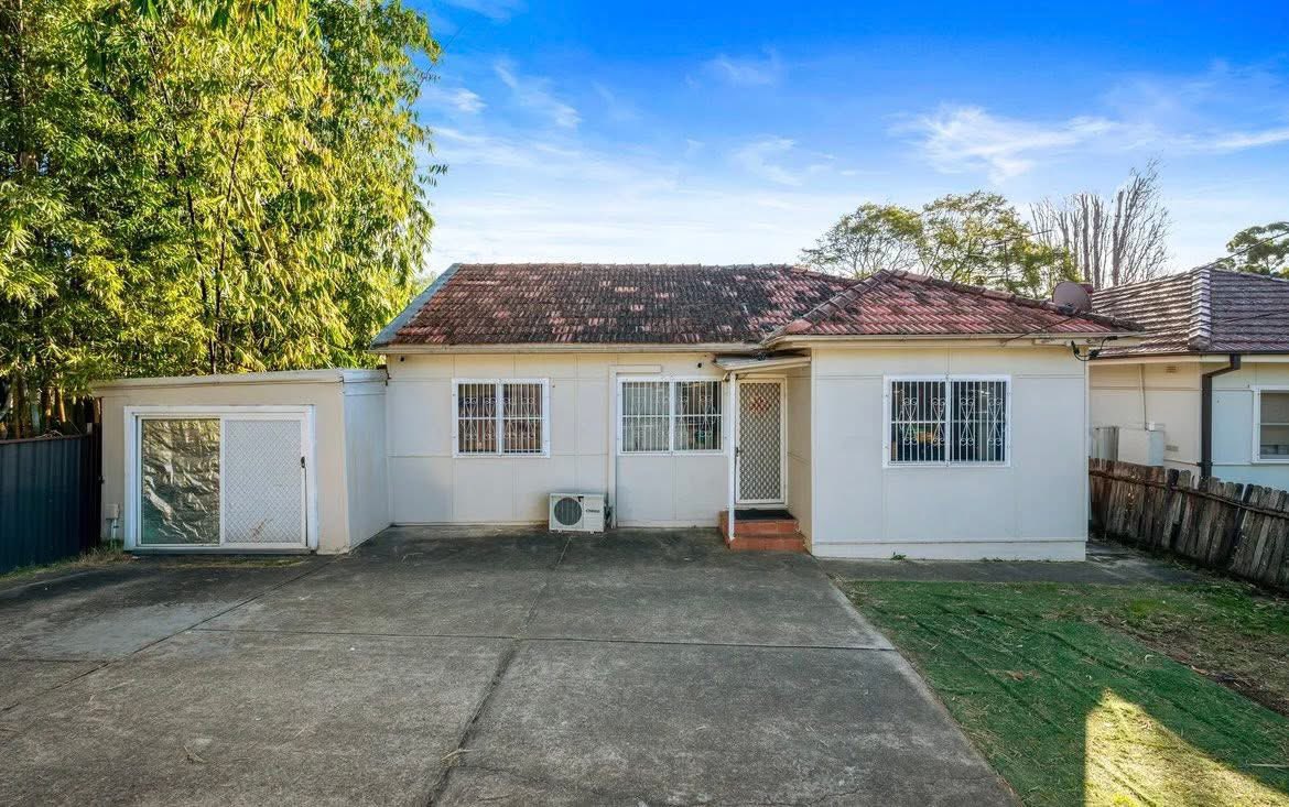 goundar_vinesh's tweet image. An open stormwater canal running through the middle of the block.
 
87 enquiries / 83 buyer inspections / 31 contracts to be issued – to find the one buyer
 
12 Stuart st Granville – sold for $920,000
 
#sold #justsold #granville #canal #stormwatercanal #realestate #property
