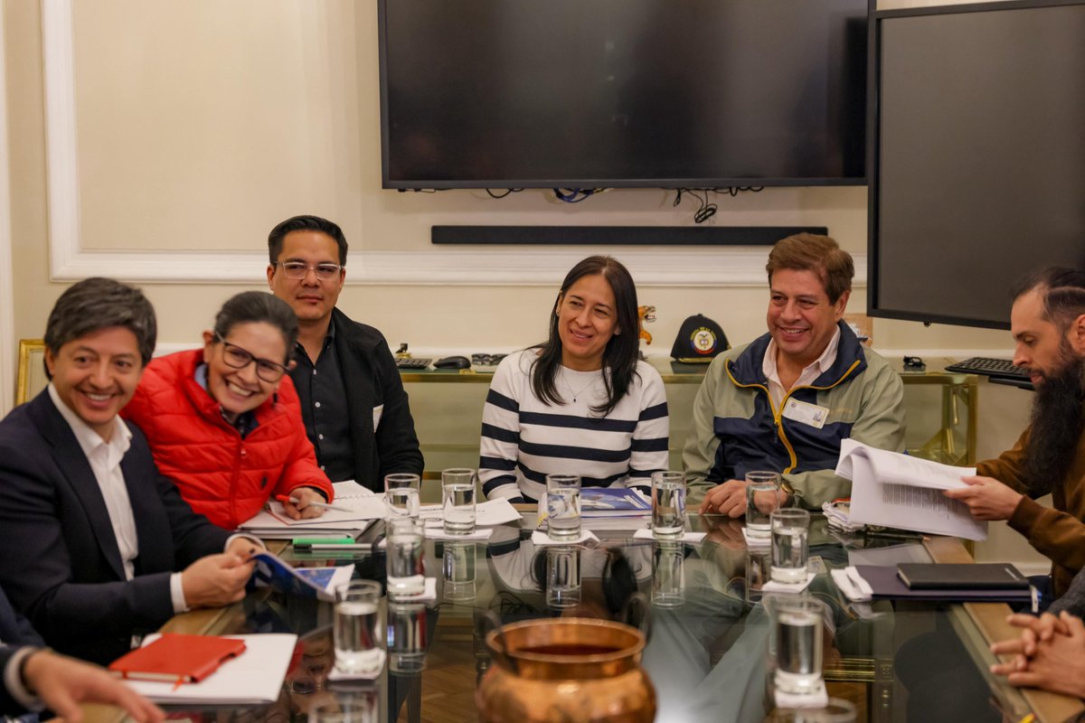 Presidencia Colombia 🇨🇴 (@infopresidencia) on Twitter photo 📸 | El Presidente @PetroGustavo lidera #AEstaHora en la <a href="/Casa_Narino/">Casa de Nariño</a> una reunión de trabajo con su gabinete, enfocada en el Presupuesto General de la Nación. 📸 | El Presidente @PetroGustavo lidera #AEstaHora en la <a href="/Casa_Narino/">Casa de Nariño</a> una reunión de trabajo con su gabinete, enfocada en el Presupuesto General de la Nación.