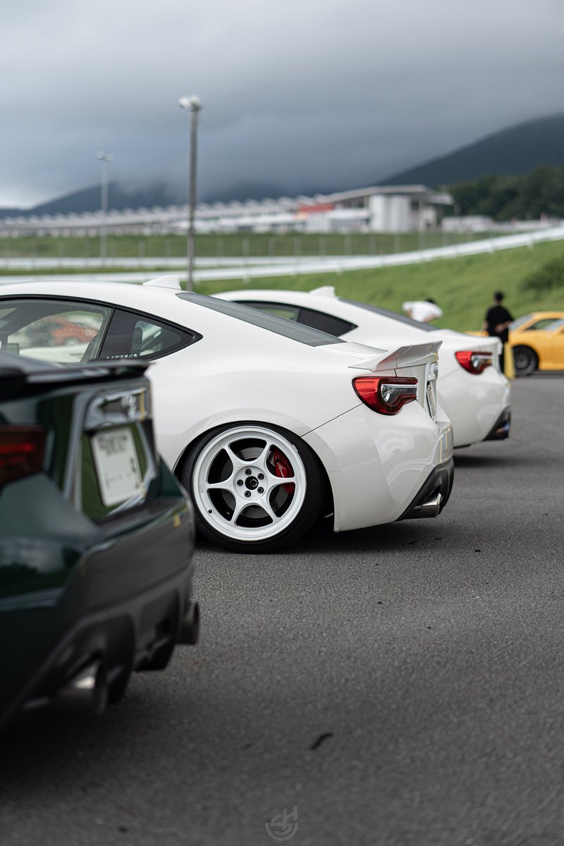 PF06は履いてた期間短かったけどやりたい仕様にマッチしてて非常に良かった。
ナットホールとスポークの位置関係が微妙にズレるのが嫌で5穴には5本スポーク(またはその倍数スポーク)でいきたかったけど納得いくホイールが無かった。
エンケイはRP01が最強デザイン🏆