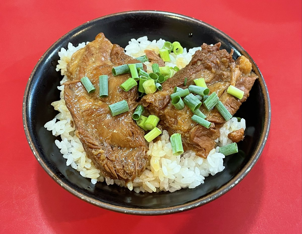 【とらきち家 光】🚃東白楽
✨限定✨光のつけ麺２号（1.5玉）➕とろとろソーキご飯

１号を食べ損ねた日からずっと食べたいと思ってた光のつけ麺🍜✨
麺量は１、1.5、２玉全て同一料金💰

旨み抜群な濃厚つけ汁、冷水で〆た麺、巨大なチャーシュー、全て最高‼️
甘辛く煮付けられたソーキも絶品でした🥩