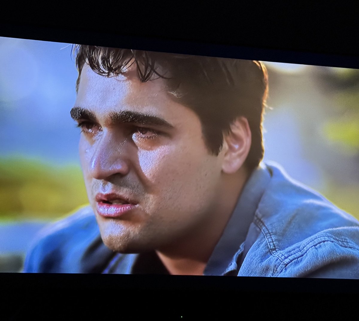 Por fin pude verla. 
Mert es increíble como te hace pasar por todos los estados, me encantó su Baran, que vida sufrida que tuvo y lo bien que nos transmitió sus emociones. SHAPO MERT 👏🏻🙌🏻🫶🏻
Y Ada, que hermosa esa niña🩷
Esta escena es uff 😢😭
#MertRamazanDemir 
#MetrukAdam