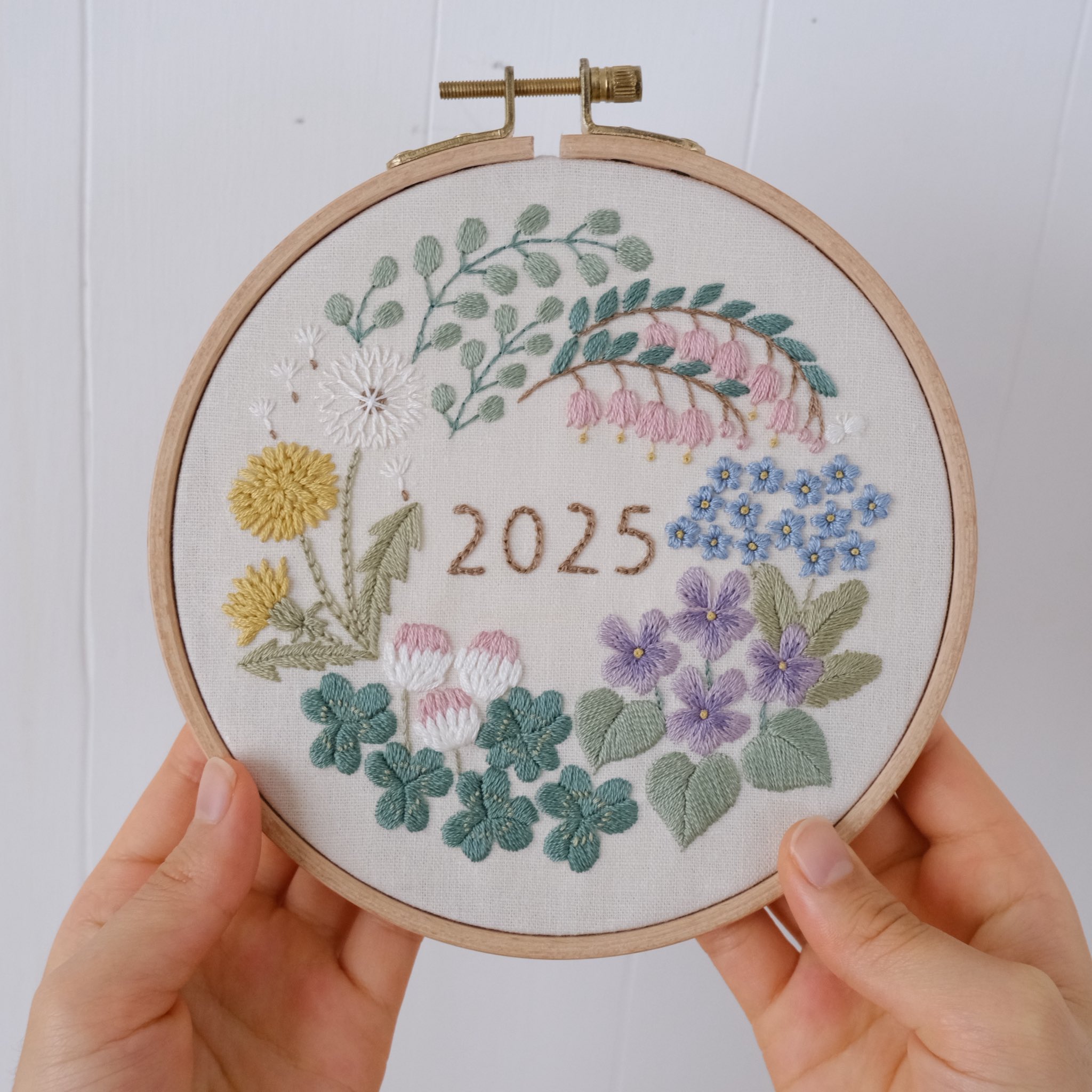5月末まで 大きな額装 インドの伝統的なハンドメイド総刺繍アート 花と動物 5月末まで 大きな額装 インドの伝統的なハンドメイド総刺繍