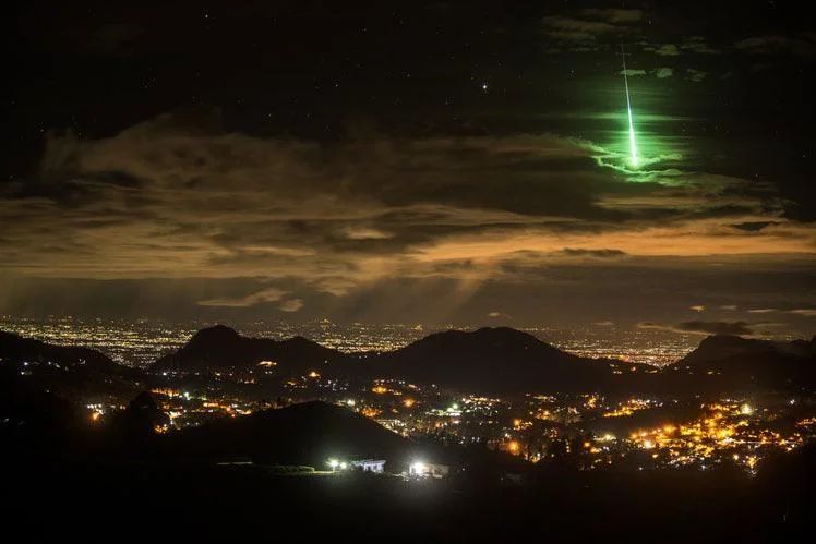 Photographer gets one in a lifetime shot of meteor by accident

📸: Prasenjeet Yadav