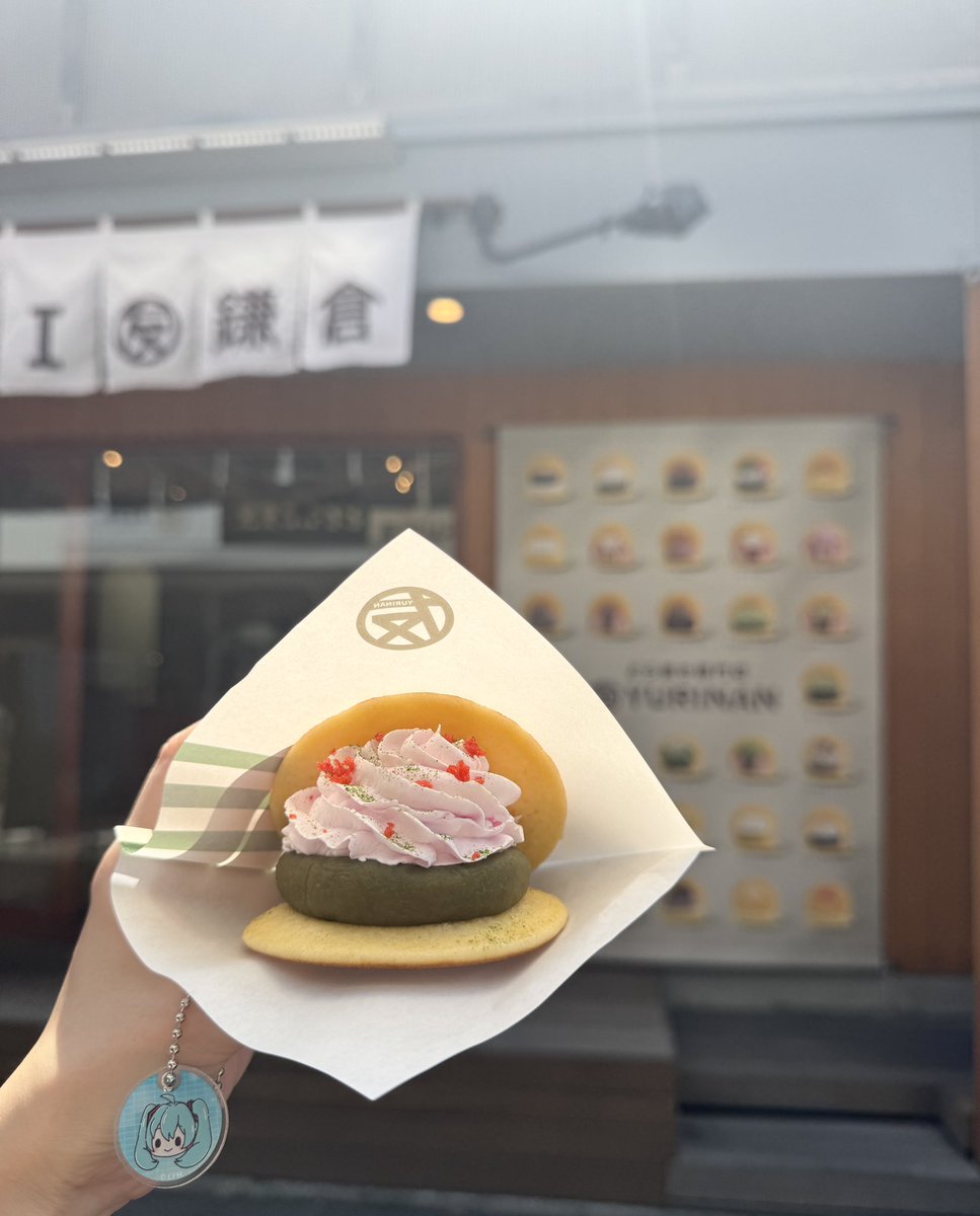 YURINAN鎌倉 (@yurinan_kmkr) on Twitter photo 初音ミクコラボ🩵
📸MATCHA strawberry DORA
和装のミクをイメージ☝️
香り高い抹茶餡子に甘さ控えめいちごホイップ!!
🍵和の雰囲気を楽しみたい方は是非🍓
🪧11:00〜18:00
📍bit.ly/3MMuaVj
#鎌倉 #どら焼き #ゆうりんあん #初音ミク 初音ミクコラボ🩵
📸MATCHA strawberry DORA
和装のミクをイメージ☝️
香り高い抹茶餡子に甘さ控えめいちごホイップ!!
🍵和の雰囲気を楽しみたい方は是非🍓
🪧11:00〜18:00
📍bit.ly/3MMuaVj
#鎌倉 #どら焼き #ゆうりんあん #初音ミク