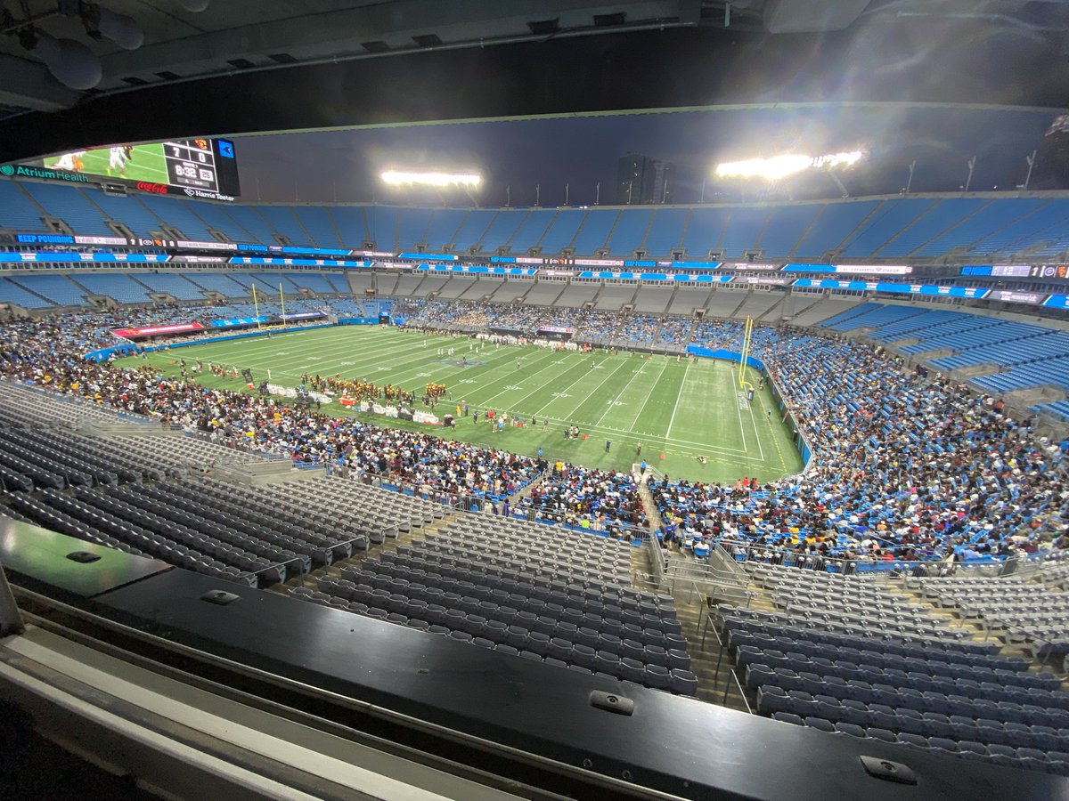 I had a very fun week in the announcing world. Tuesday night I was in San Francisco announcing the Valkyries vs Mercury WNBA game and tonight I wrapped up my third Keep Pounding High School Classic at The Bank! 

That was my first time on the west coast and it was for a pro gig🎙️