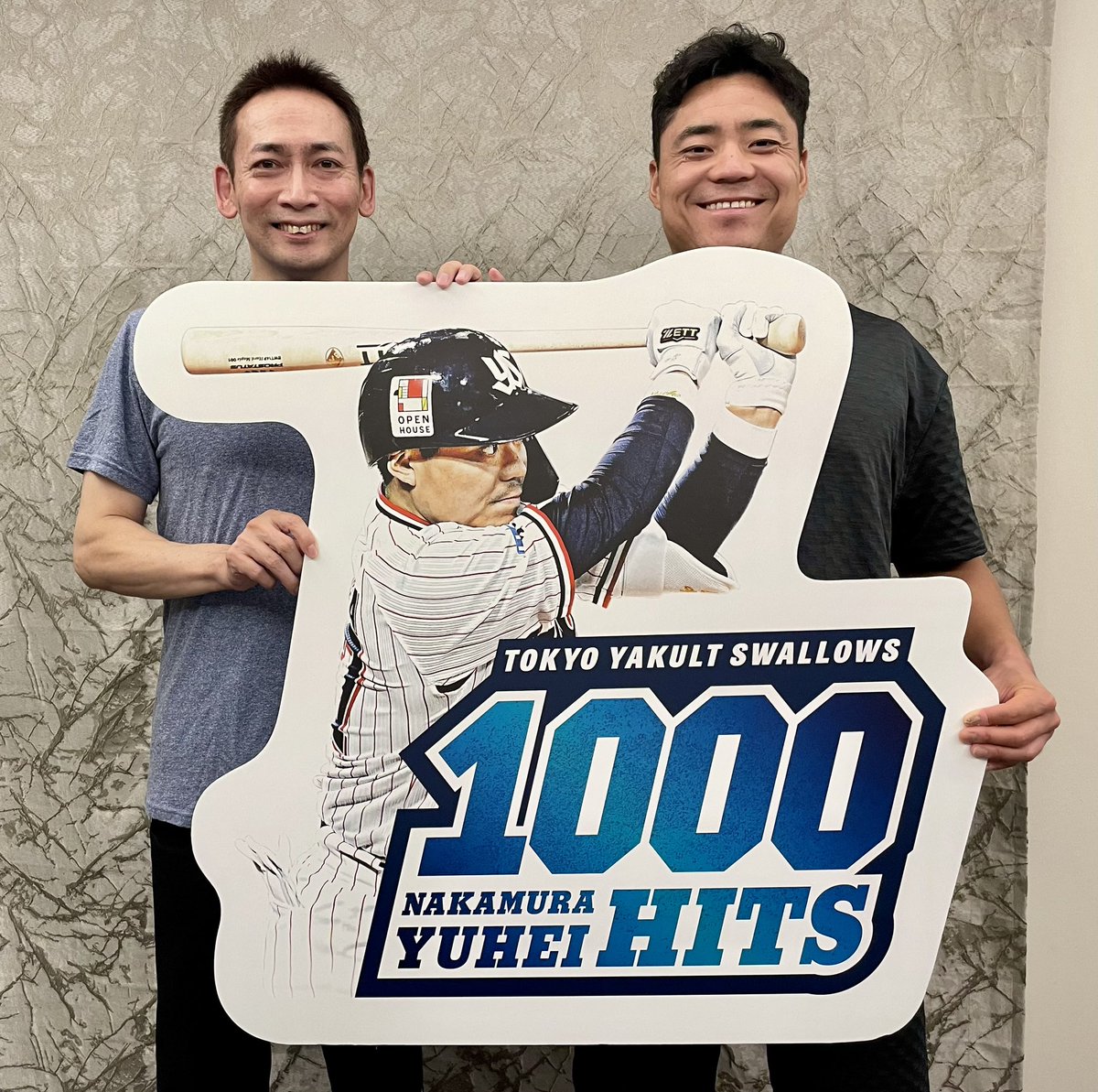 中村君、1000本安打達成おめでとう！
毎試合のようにファウルチップを受けて身体はいつもアザだらけ
そんな中でも勝利目指して常に全力
試合に負けていたのでほとんど笑顔無しでパネルを受け取っていたのも彼らしいと思いました
これからも頑張ってね！
#中村悠平
#ヤクルトスワローズ
#1000本安打