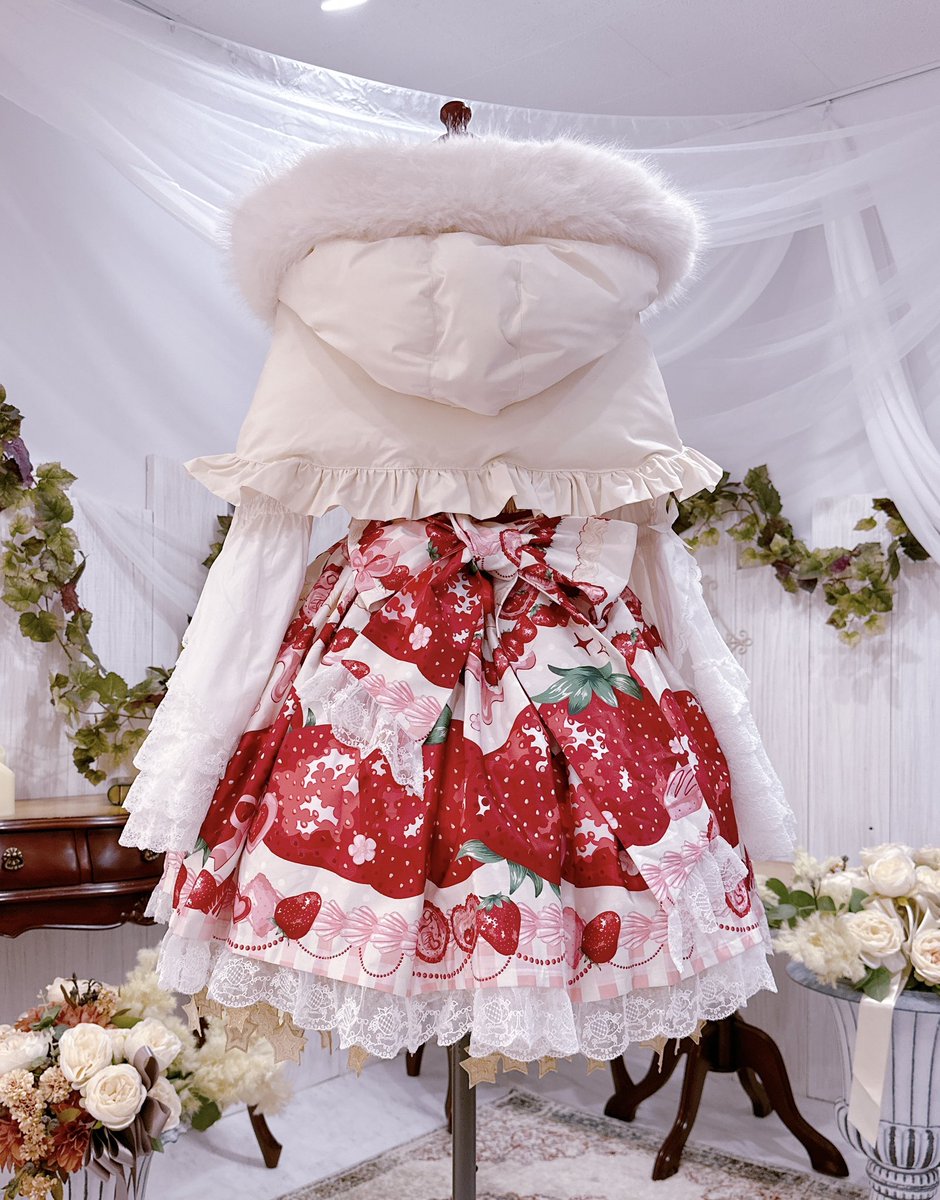 🎀本日のトルソー🎀

Marshmallow Puff ダッフルフリルコート【Baroque】
StrawBerry Cream ジャンパースカート【Dream Lolita】
Lilia姫袖ブラウス【梅子】

ダウンコートのケープ部分のみをコーデにプラスしてみました！

本日はフリー開店日となります。
🕰️営業時間 13:00-17:00