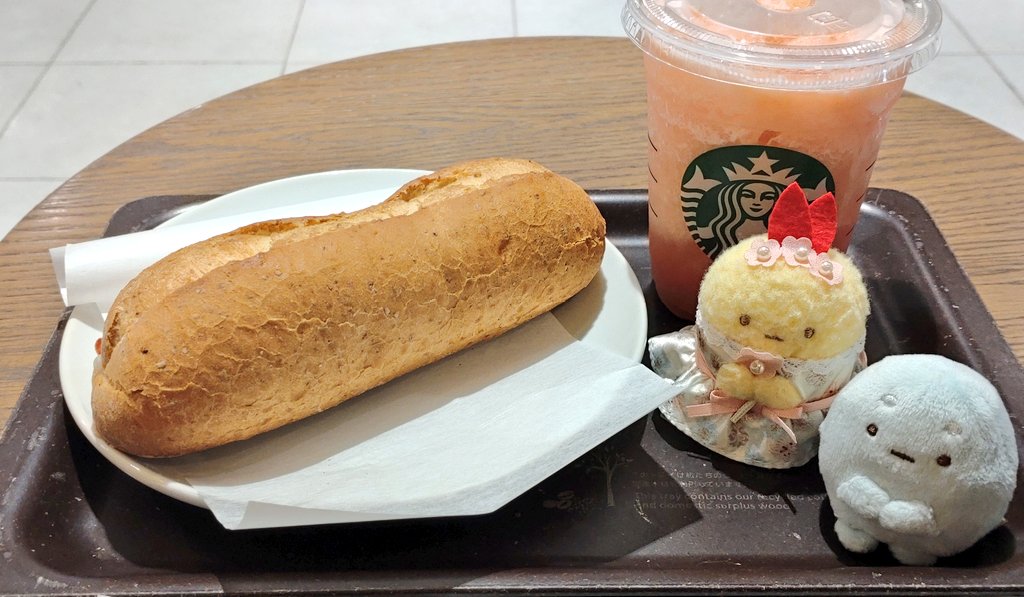 1000_halu's tweet image. 惨敗して逃げ込んだのがｽﾀｰﾊﾞ…
美味しいけど、いつでも近所でも食べられるものを選ぶあたり、失意のどん底にあると言える

このあとフォロワーさんに会えるし、元気もらおう🥲

#千の備忘録 #千のすみ活 ？