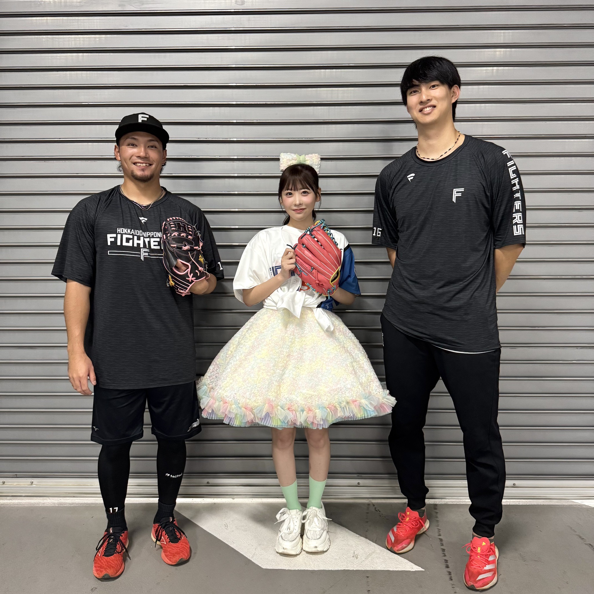 u*c様 北海道日本ハムファイターズフード付きブラック監督・選手愛用XL〔LL） WE LOVE HOKKAIDO & FIGHTERS 2025レプリカユニフォーム」一般