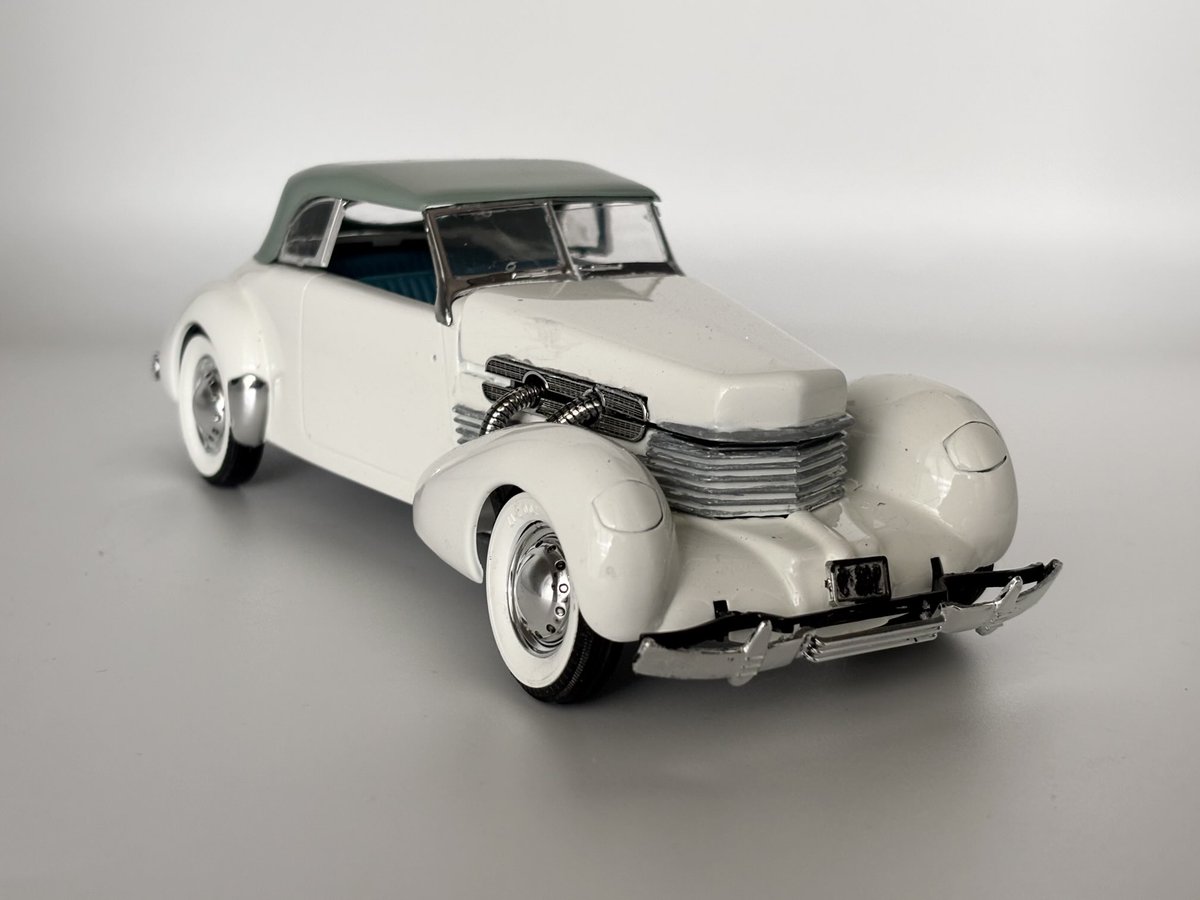 d2lQaCcfJyOjvm7's tweet image. #Cord 812Convertible
知人から頂いたレアキット作成。レベル製品ですが中味は
モノグラムです。箱絵の色に合わせ塗装しました。
#バルケッタトヨタ車用白
#グリーンマックスペールブルー（ソフトトップ）
#グリーンマックスハワイアンブルー（内装）