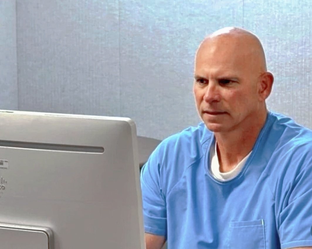 1⁰ foto: lyle e erik na audiência de nova sentença (13/5/25)
2⁰ e 3⁰: lyle e erik em suas audiências de liberdade condicional (21-22/8/25) 

ISSO É HISTÓRICO. 
mal posso esperar pelas boas notícias sobre o processo de habeas corpus. #JusticeForErikAndLyle 💚🏡