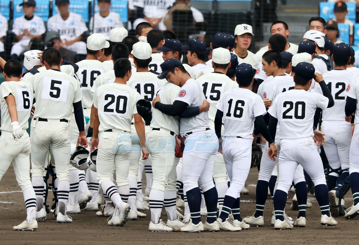 【沖縄尚学対日大三】
試合終了のあいさつを終え抱き合う日大三・近藤陽樹（左）と沖縄尚学・末吉良丞（撮影・加藤哉カメラマン）
#高校野球 #甲子園