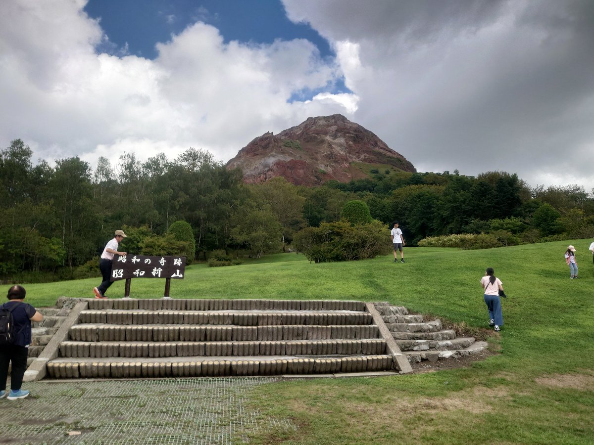 Michiaaaaaa's tweet photo. 実験ハシゴ旅2025エピローグ その3
昭和新山 https://t.co/aMMZKPxUxB