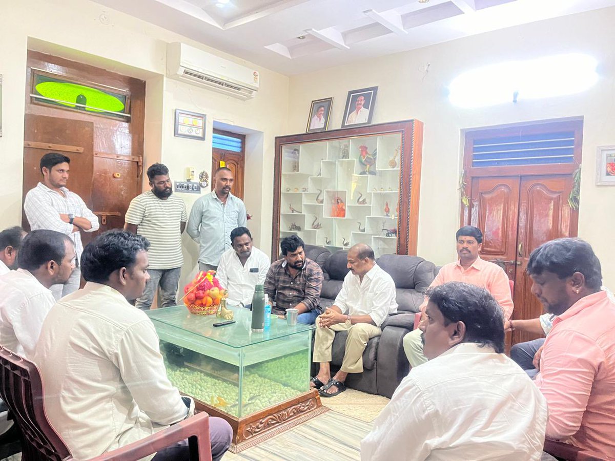 Sivadath27's tweet image. పాయకరావుపేట జనసేన పార్టీ ఇన్చార్జి శ్రీ గెడ్డం‌ బుజ్జి గారిని గుంటపల్లిలోని వారి నివాసంలో కలిసాను, ఆయన అనారోగ్యం నుంచి చాలా వరకు కోలుకున్నారు, కొంత విశ్రాంతి తీసుకోవాలని డాక్టర్లు సూచించారు. #sivadath @GeddamBujjijsp @PawanKalyan @mnadendla @NagaBabuOffl @JanaSenaParty