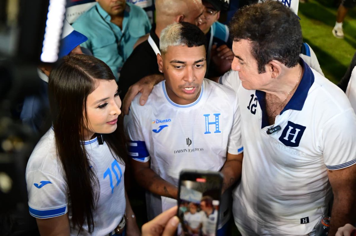 IroshkaElvir's tweet photo. Ganó Honduras, ¡SI SEÑOOOOR! 🇭🇳

Supremo, Shin, Davis y compañía sacaron la garra catracha! 🫶🏻

Y con la narración del mejor en la historia de nuestro país. 🫶🏻 https://t.co/W3pTQldT9y