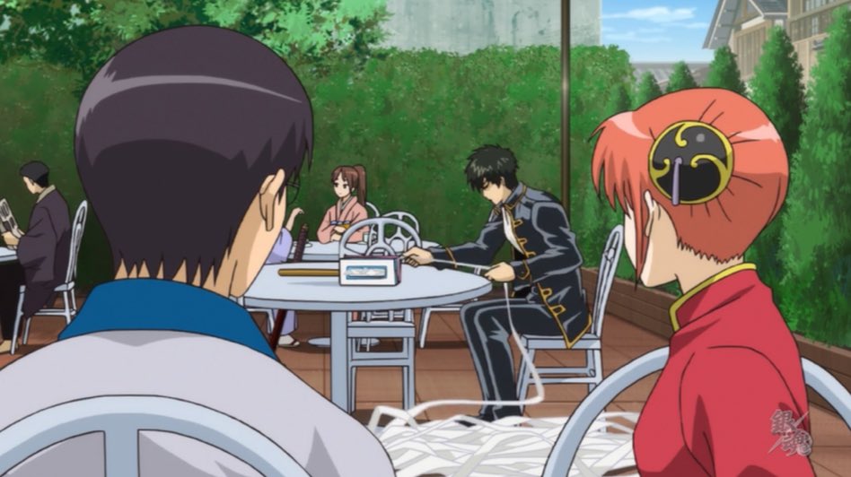 귀신 부국장이라는 남자가 애들한테 한 소리 들었다고 침울해져서는 아기 강아지도 아니고 휴지나 좍좍 뽑아 대고 있음