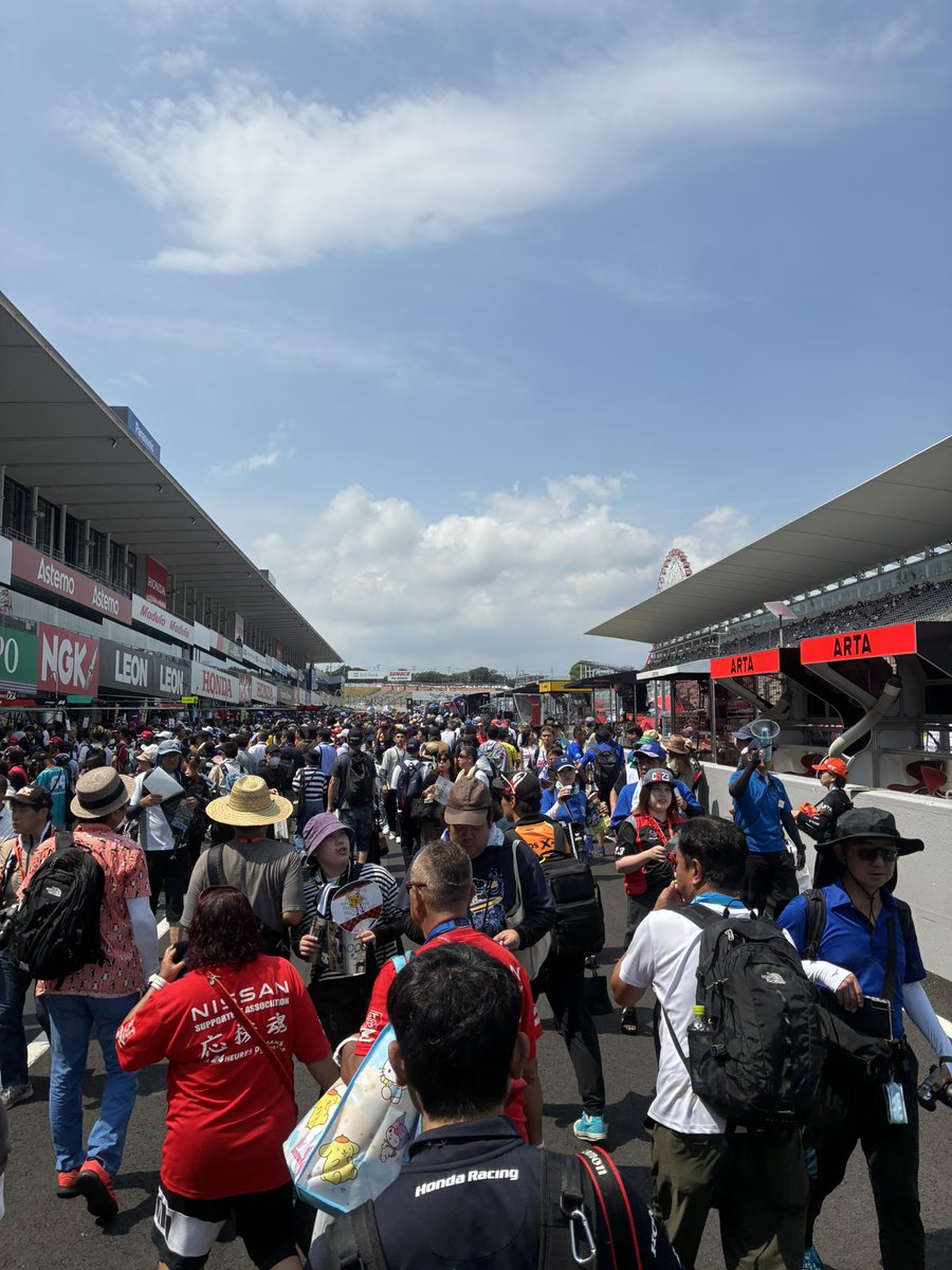 AbeFuchs's tweet image. SuperGT rd.5 鈴鹿
予選前のピットウォークの様子
暑いなかでも大盛況！
#FUCHS
#フックス
#fightgsr
#PONOSRACING
#SUPERGT
（か）