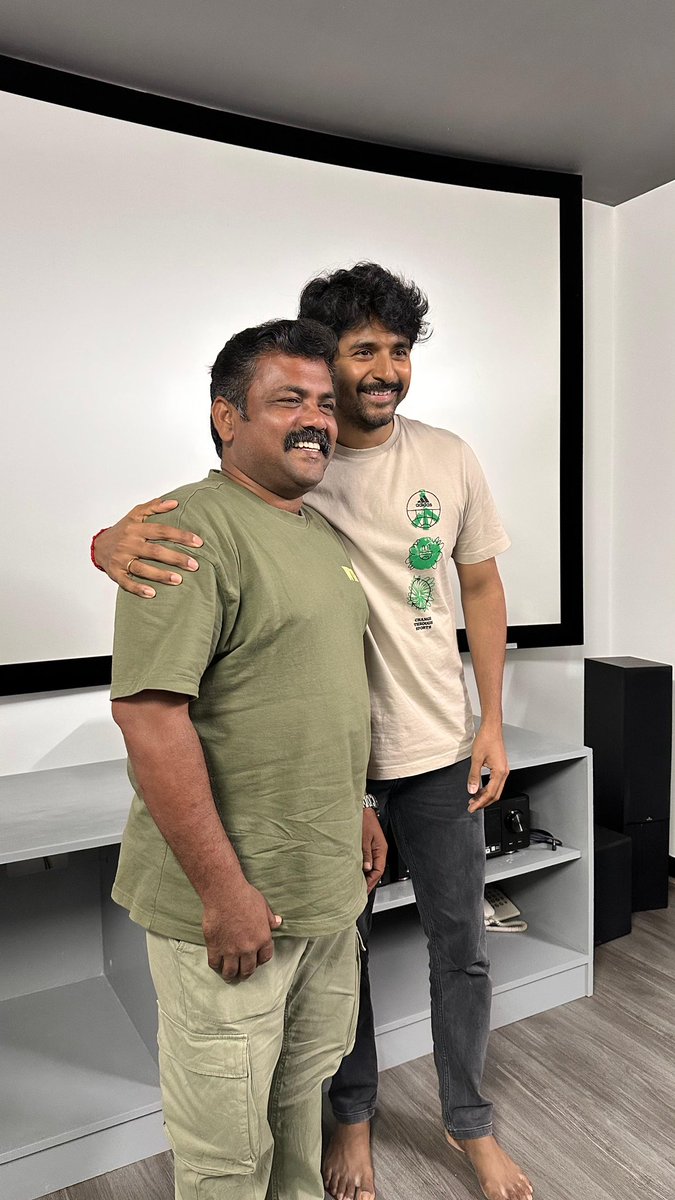 அன்பிற்கினிய <a href="/Siva_Kartikeyan/">Sivakarthikeyan</a>  அவர்கள் #MadrasMatinee  திரைப்படத்தை படக்குழுவினருடன் கலந்துரையாடி பாராட்டியதில் பெருமகிழ்ச்சியடைகிறோம். அன்பும் நன்றியும்😍❤️🙏🏾