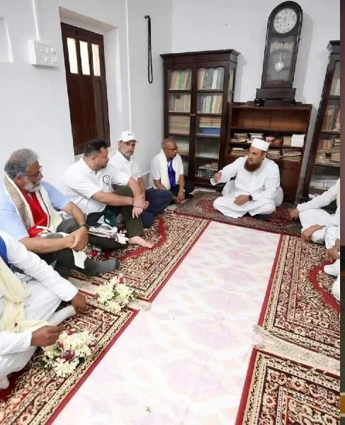 ये कौन है जो नीचे टाइल्स पर बिना दरी के बैठे है ? ये है बिहार कांग्रेस के अध्यक्ष "राजेश कुमार राम" है अगर ये तस्वीर सही है तो मैं राजेंद्र पाल गौतम, प्रोफेसर  रवि कांत और रतन जी के तरफ से राजनाथ सिंह के भाषा में  "कड़ा विरोध करता हु" ।