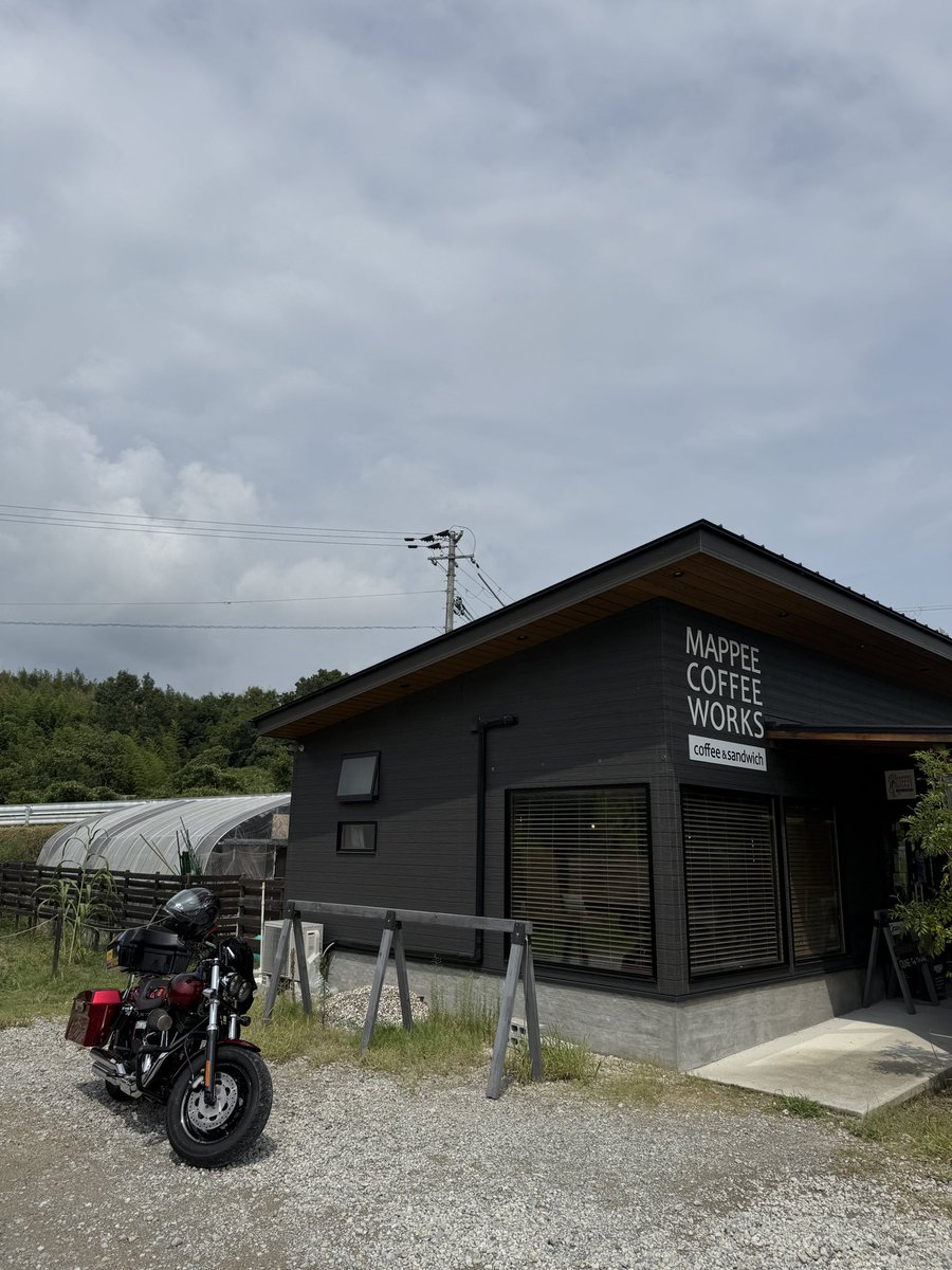 gakuchan0212's tweet photo. 来週の北海道ツーリングに向けて肩慣らしにご近所ツーリング🏍(理由はテキトー)
最近お気に入りの #MAPPEECOFFEEWORKS でお昼ご飯です。
#ローストビーフサンド と #ハニートースト うまい🤤特にハニートーストはお気に入りで毎回食べてる気がする🐝⋆゜
#おっさんの休日 #FATBOB #FXDF https://t.co/kUTdmVjCUR