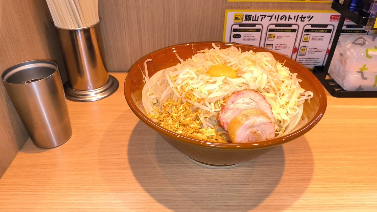 ToygerLiger's tweet photo. ラーメン豚山
大汁なし(375g)+麺増し(125g) ニンニク野菜マシマシ(600g)

飲み会前に少しだけ食べとこうと思い頼んだのに
すり鉢が出てビックリしましたが
食べてみたら量は少なかったから注文は間違ってなかったんだと安心しました https://t.co/lTP1miaBJC
