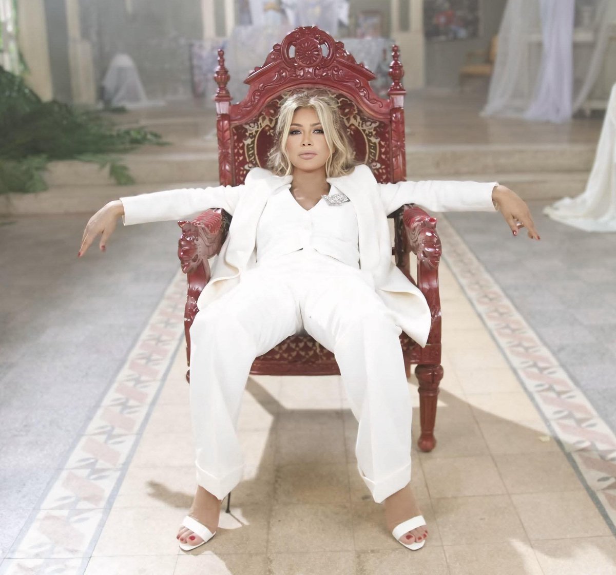 أنا من بعد ما أكلت الأخضر و اليابس عالطاولة 
( مع إني مش جوعانة )🤣
#صباح_الخير