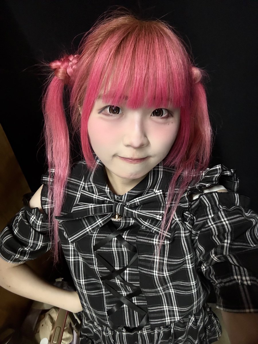 9n9n_UMU's tweet photo. [ 25.08.09 오로라페스 VOL.08 ]

검은색이나 금색의 옷을 입는게 컨셉이었는데요｡｡｡ 우무는 검은색 옷도. 금색 옷도. 없어서 우무무가 조아하는 체스판 같은 검흰옷을 입었더요 놀랍게도. 저번에 입었던 옷과 다른 옷이랍니다 ◜◡◝ 리본이 자꾸 쳐지는게 살짝 붐따삐였더요 😣😣 https://t.co/mppCqf406c