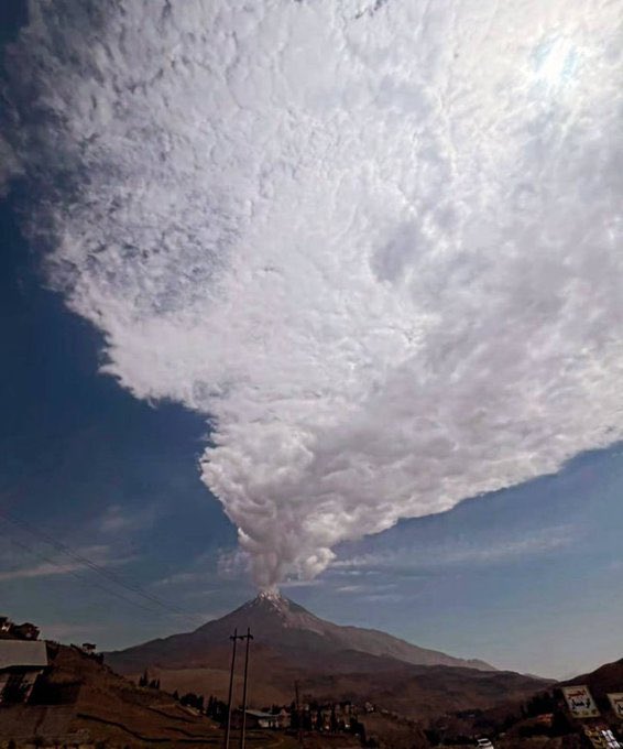 دود سفید دماوند و برداشت‌های آخرالزمانی یهودیان!

صهیونیستها دود برآمده از دل کوه دماوند را نشانه آزاد شدن فرشته‌ای سرکش می‌دانند که در اساطیر باستانی ایران با ضحاک مقایسه شده است.
مکاشفه ۹:۱۱: «فرشته‌ای مرتد در چاه عمیق به نام ابادّون زندانی شده و در آخرالزمان آزاد خواهد شد.»