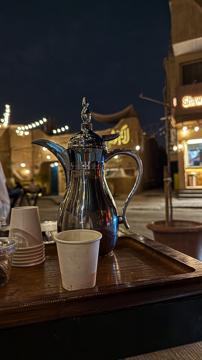 أنا من نجد يكفيني هواها 
ويبري علّتي شربي لماها
