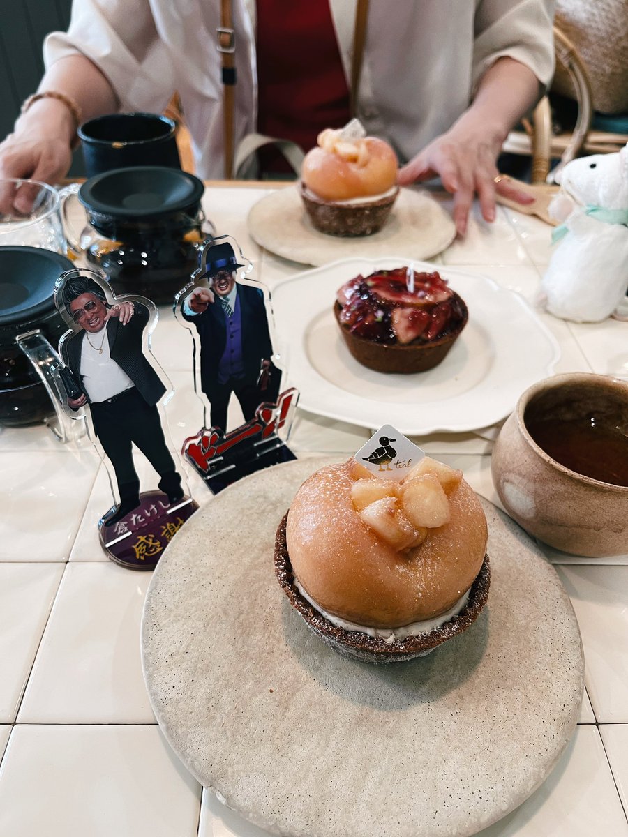 tealさんの蟠桃タルト〜2025〜
夏のお楽しみ！今年も食べられてホッとしたようう🍑蟠桃、うますぎる！

そして奥の無花果のタルトは(気のせいかもしれないけど)幻の黒無花果といわれるビオレソリエス…？ビターなカカオが無花果のジューシーさを引き立てていて、こちらも美味しかった