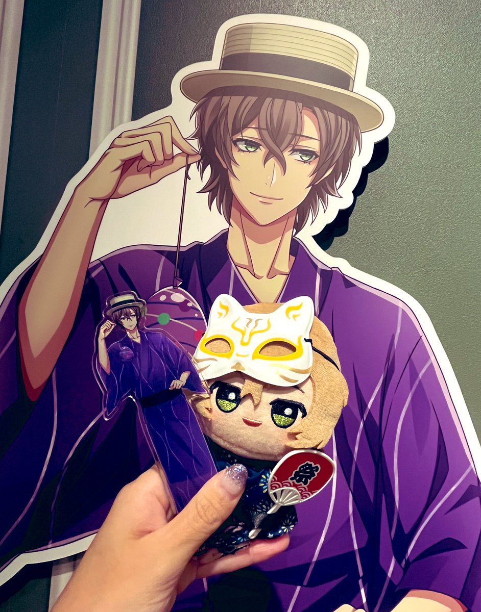 ヒプマイコラボカフェ行ってきた💛
幻太郎ドリンクすんごい色だったからどんな味か心配だったけど、何味かよく分かんないけど甘いジュース🍹www
浴衣ねポッセ可愛すぎる🥰
私の席から座ると幻太郎見えたから幸せ☺️💛