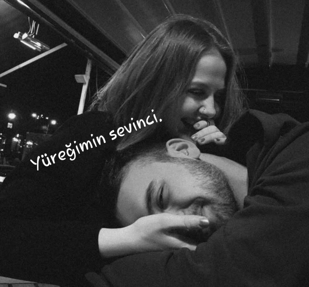 Yüreğimin sevinci gözümün pınarındaki yaş.
Bazen günlük güneşliksin baharlar açıyorsun.
Zaman zaman kasırgasın her zerremi dağıtıyorsun.
Yaşamımın manası dert ve sevincin arası.
Dünyamı durduran beni bana bulduran.
Ah yüreğimin sevinci doluyorsun içime yavaş yavaş.
Çınarn yaprağı