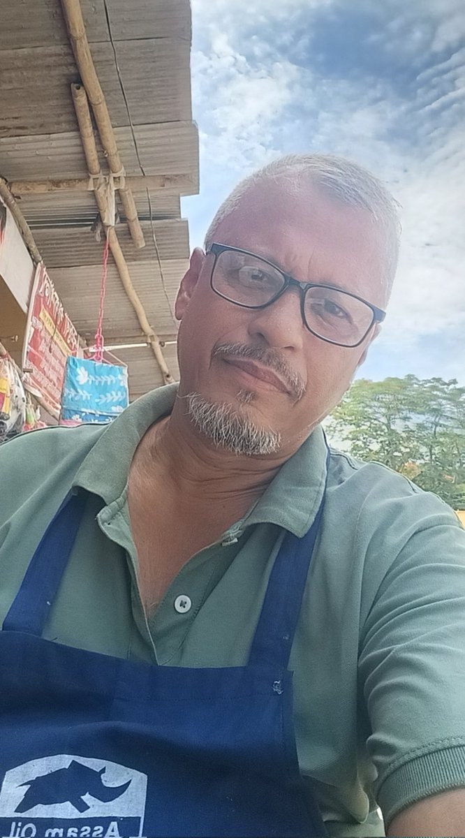 VedBorah's tweet photo. Playing chef for the Bhado mah. Whipping up delicious lusi bhaji while birdwatching at #Athlheliya.
Yesterday a happy customer loved my lusi bhaji so much they invited me to cook at his daughter's 'tuloni biya'.
🍽️ 🐦 #ভাদ #আঠখেলীয়া https://t.co/faE7jLoOn5