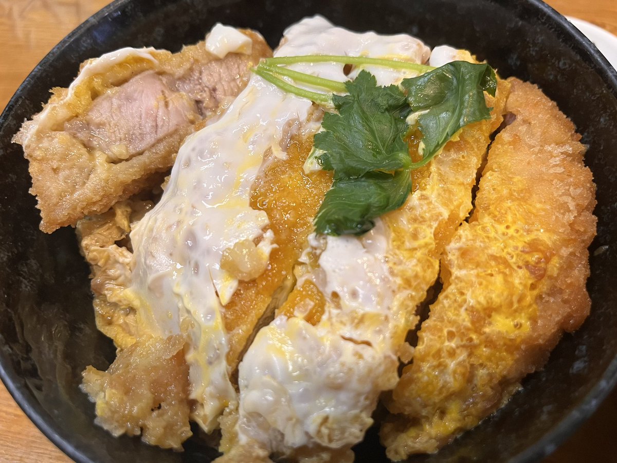 GeotohM's tweet photo. 本日の目標は5こ。まずはカツ丼が美味い。 https://t.co/N1Z727EYa4