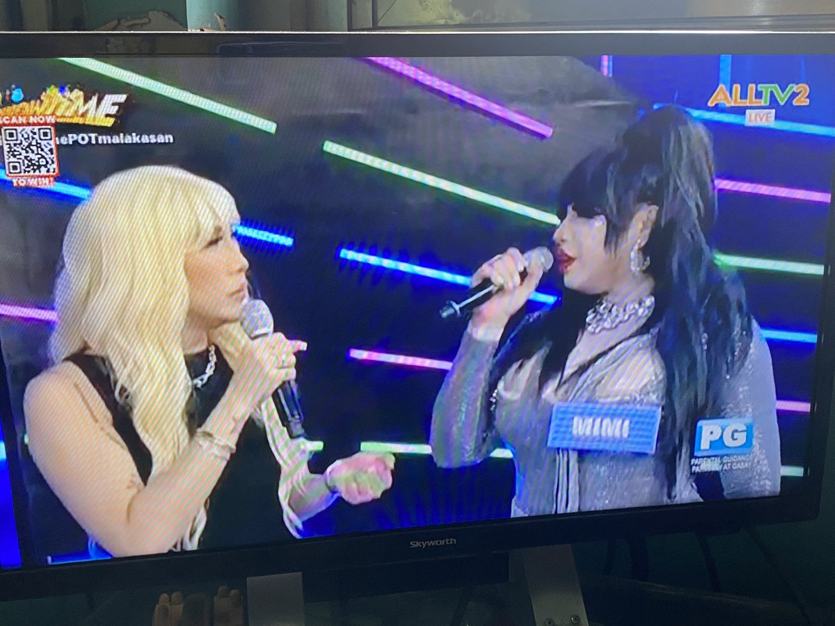 Mingkkip0p_21's tweet photo. Park Bom live at Its Show Time @itsshowtimena  🇵🇭 Oh My!!😂 Welcome to the PH @haroobomkum 😆🤭 haha Watching right now  hahah So happy to see u Fritz 😆 blackjack pride!😆🫶🏻 
They mention about the 2ne1 tour lol
ati look @krungy21 😆 https://t.co/ohUcxcEOmP