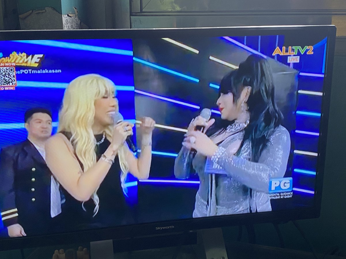 Mingkkip0p_21's tweet photo. Park Bom live at Its Show Time @itsshowtimena  🇵🇭 Oh My!!😂 Welcome to the PH @haroobomkum 😆🤭 haha Watching right now  hahah So happy to see u Fritz 😆 blackjack pride!😆🫶🏻 
They mention about the 2ne1 tour lol
ati look @krungy21 😆 https://t.co/ohUcxcEOmP