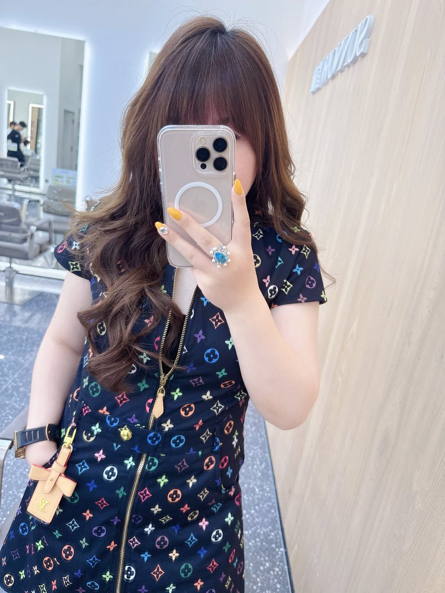 祝你成为勇敢的女孩 
不畏手畏脚 敞亮真实 
喜欢就喜欢 讨厌就讨厌 
不妒恨不模糊不虚伪 

重要的是不沉溺于那种
扭曲压抑又纠结的小心思 

目标清晰 踏实努力 
幸福美好地过着属于自己的小日子❤️