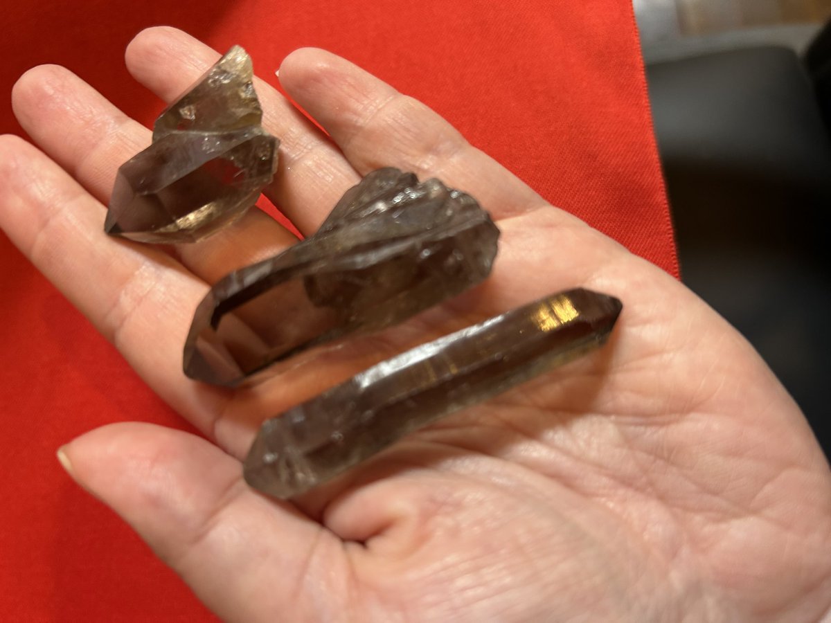 パキスタン スカルドゥAshopi産 いろいろ付いたクリアなスモーキー