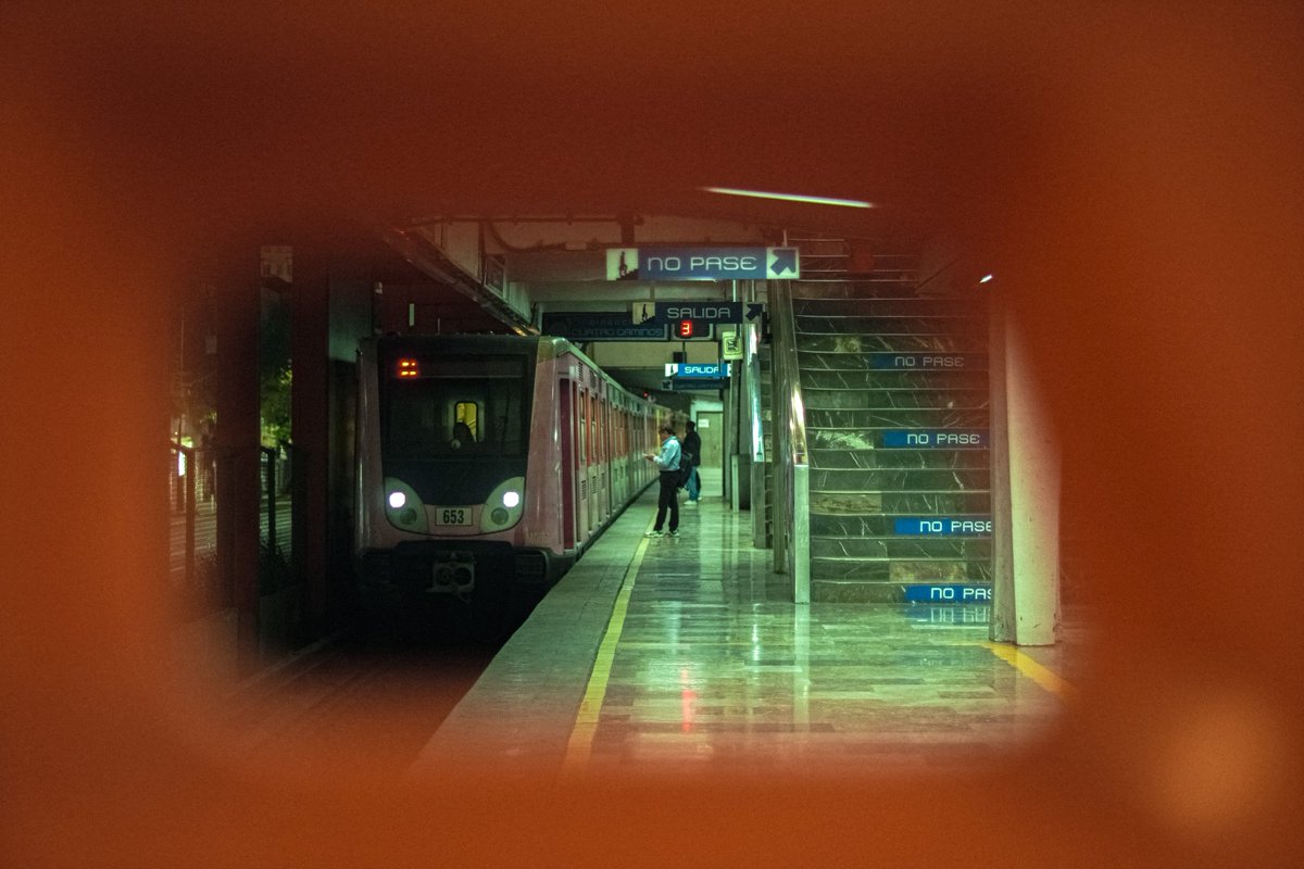 voydesveladA's tweet photo. el metro y su bonita tendencia hacia al infinito https://t.co/i9Une893vQ