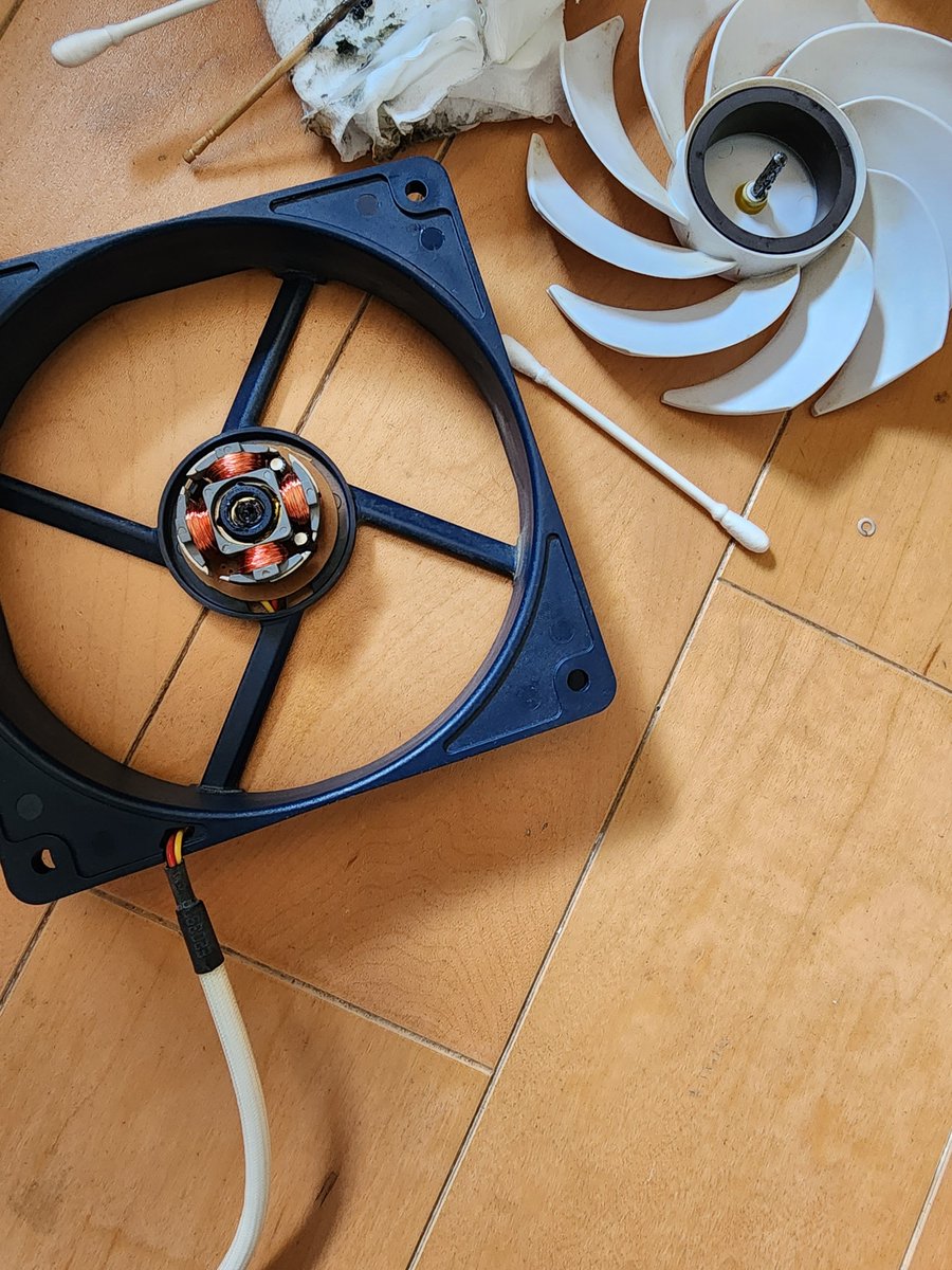PARROT221985's tweet image. なんとかやる気を振り絞ってケースファン交換しました。
超簡単なんですけどホントになんのやる気もしなくてかなり後回しにししてました。ようやく出来たので満足です。
透明の冷却ファンが元々ついてたやつです。
#PC #Computer #自作パソコン #自作PC