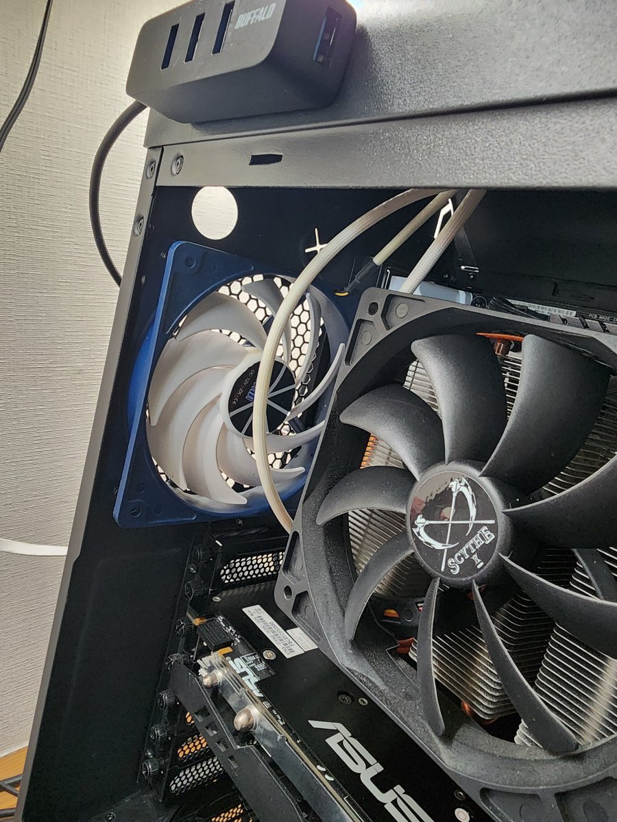 PARROT221985's tweet image. なんとかやる気を振り絞ってケースファン交換しました。
超簡単なんですけどホントになんのやる気もしなくてかなり後回しにししてました。ようやく出来たので満足です。
透明の冷却ファンが元々ついてたやつです。
#PC #Computer #自作パソコン #自作PC