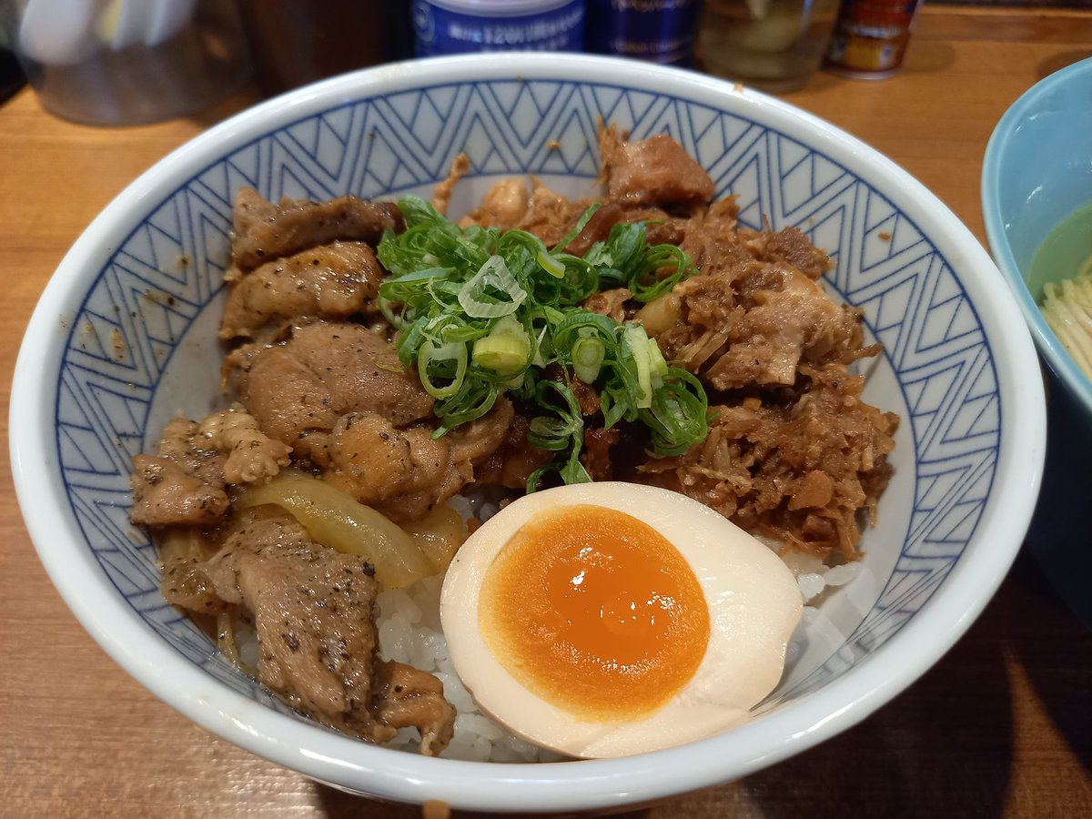 川越よしかわさん🌠気まぐれセット💡コーチン塩肉いっぱいの丼🙌コスパ最強で量もバッチリ👏おいしいのも当たり前✌お酢&amp;黒七味で変態させてごちそうさまです☺