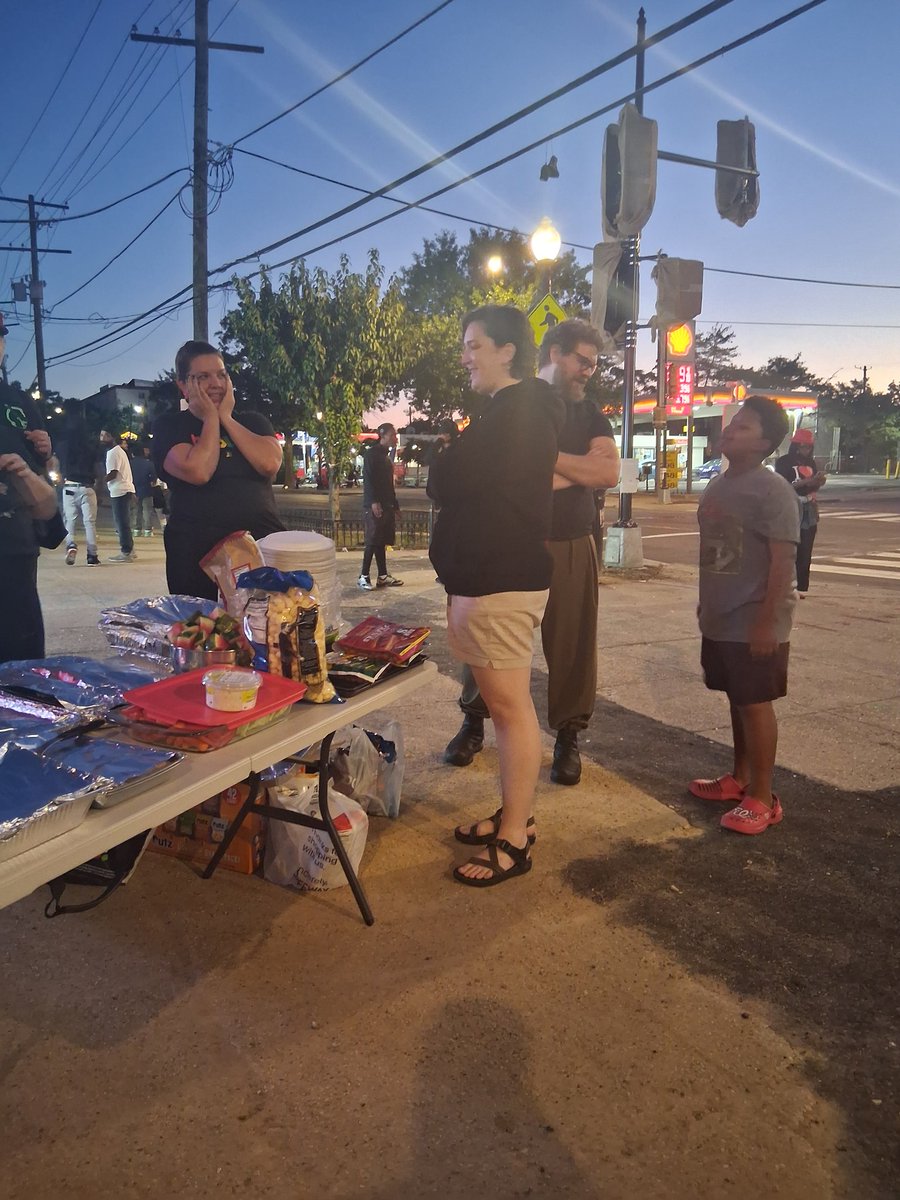 Simply_Stamper's tweet photo. Joined Commissioner Ruff #ANC7F02 & #FreeDC on Minnesota Ave NE in #Ward7. 💛
We embraced joy, honored #Malik 🕊️, cleaned up our block, and reminded everyone: we keep us safe. ✊🏾
#ANCF #Ward7Strong #FreeDC https://t.co/5NLBtca29Q