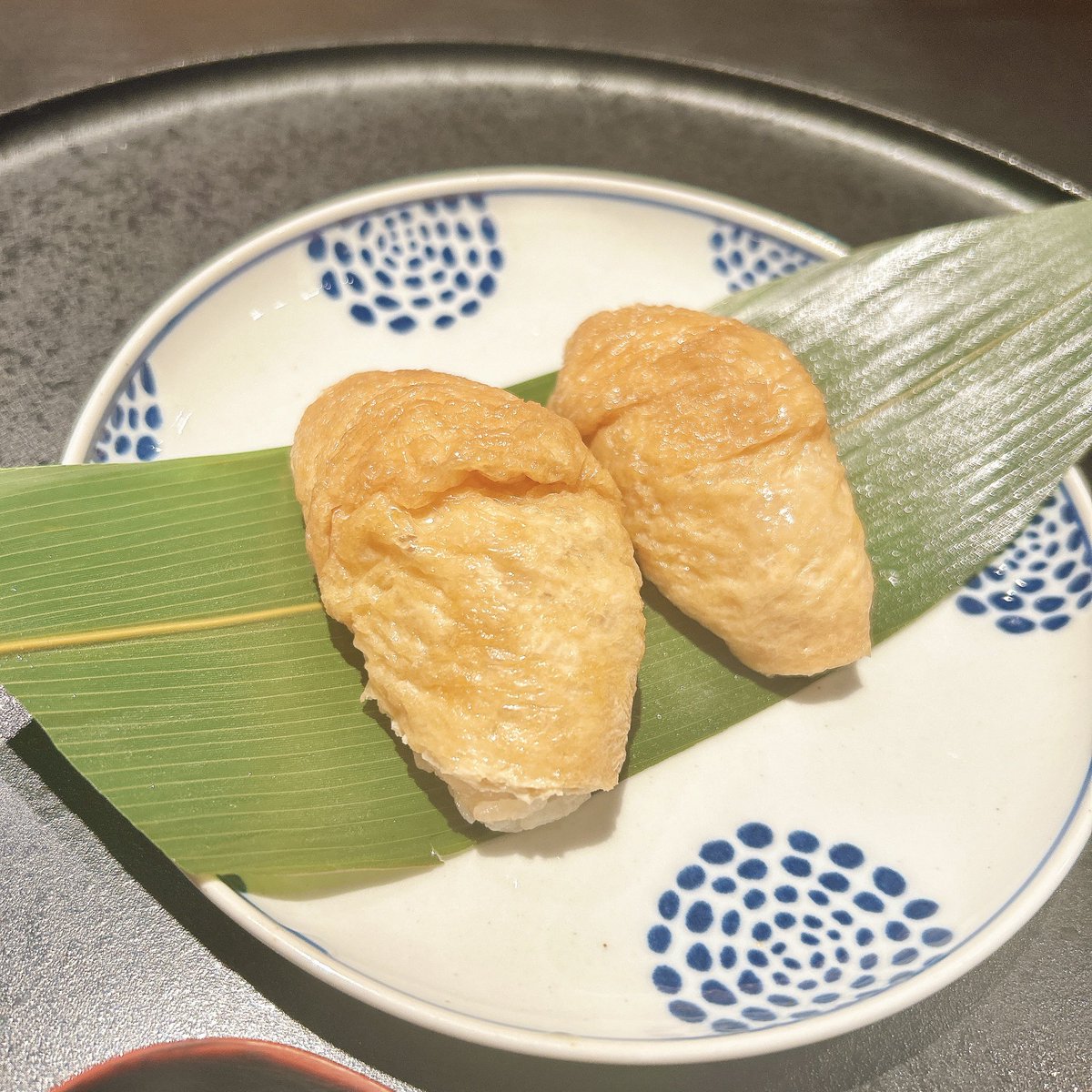 そしてお恥ずかしい話ですが、夏季限定のお蕎麦があると聞いて、蕎麦好きのわい、頼んでしまいました😂😂w

細麺硬めの蕎麦が美味くて、卵とお肉が合わさった時の美味さも味わえたし、牛まぶしとはまた違った七味とラー油の味変もうまうま。

しかもお稲荷さん付き！クリスさん絶対食べて欲しい🥹🥹💓