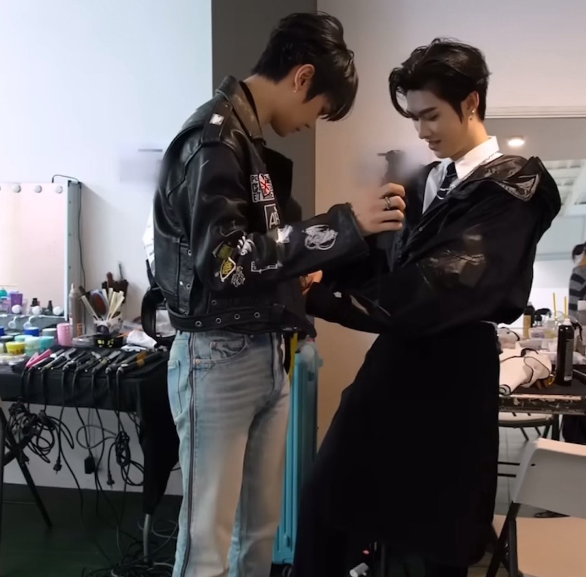🦌: hey princess are u done with ur makeup? we're running late... 
🐱: look at u pookie u can't even do anyffn ryt come here let me fix it for u 

THIS WAS EXACTLY WHAT HAPPENED HERE I WS THE CAM IN GYU'S HAND SO I WITNESSED EVERYTHING 😏