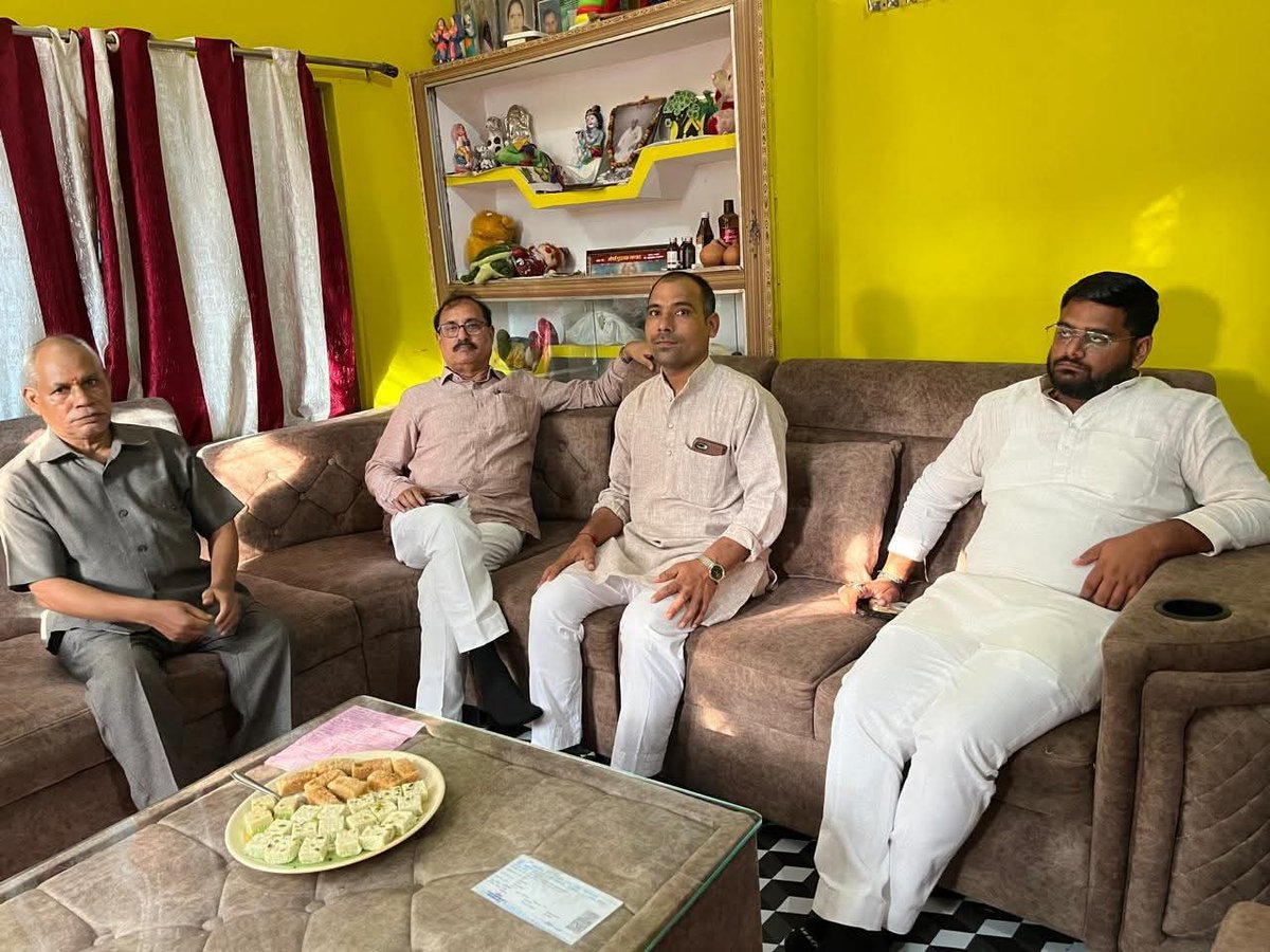 Yogesh Shukla (@yogeshshuklabkt) on Twitter photo अमानीगंज में श्री महेश मिश्रा 'गुरु जी' के आवास पर पहुंचकर उनका कुशलक्षेम जाना एवं उनकी पूज्य माता जी का आशीर्वाद प्राप्त किया तथा माता जी ने अपने जीवन के 100 वर्ष पूर्ण कर लिए हैं। 
ईश्वर से प्रार्थना है कि माता जी को उत्तम स्वास्थ्य और दीर्घायु जीवन प्रदान करें। अमानीगंज में श्री महेश मिश्रा 'गुरु जी' के आवास पर पहुंचकर उनका कुशलक्षेम जाना एवं उनकी पूज्य माता जी का आशीर्वाद प्राप्त किया तथा माता जी ने अपने जीवन के 100 वर्ष पूर्ण कर लिए हैं। 
ईश्वर से प्रार्थना है कि माता जी को उत्तम स्वास्थ्य और दीर्घायु जीवन प्रदान करें।