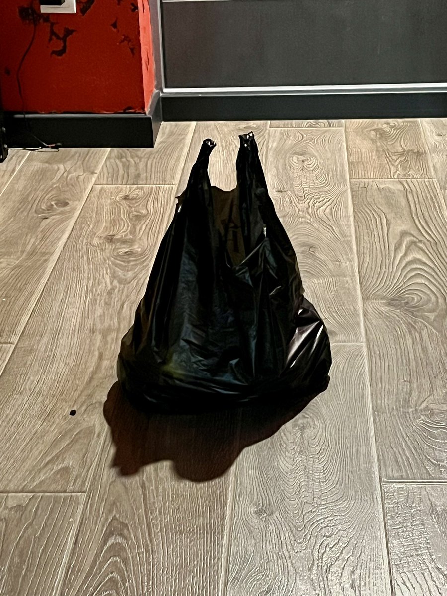 Оля без окулярів кличе Томаса з коридору.
Увага: Томас